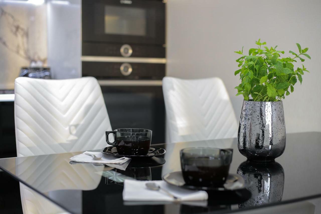 Black&White Apartment In Smart Plaza Kiev Esterno foto