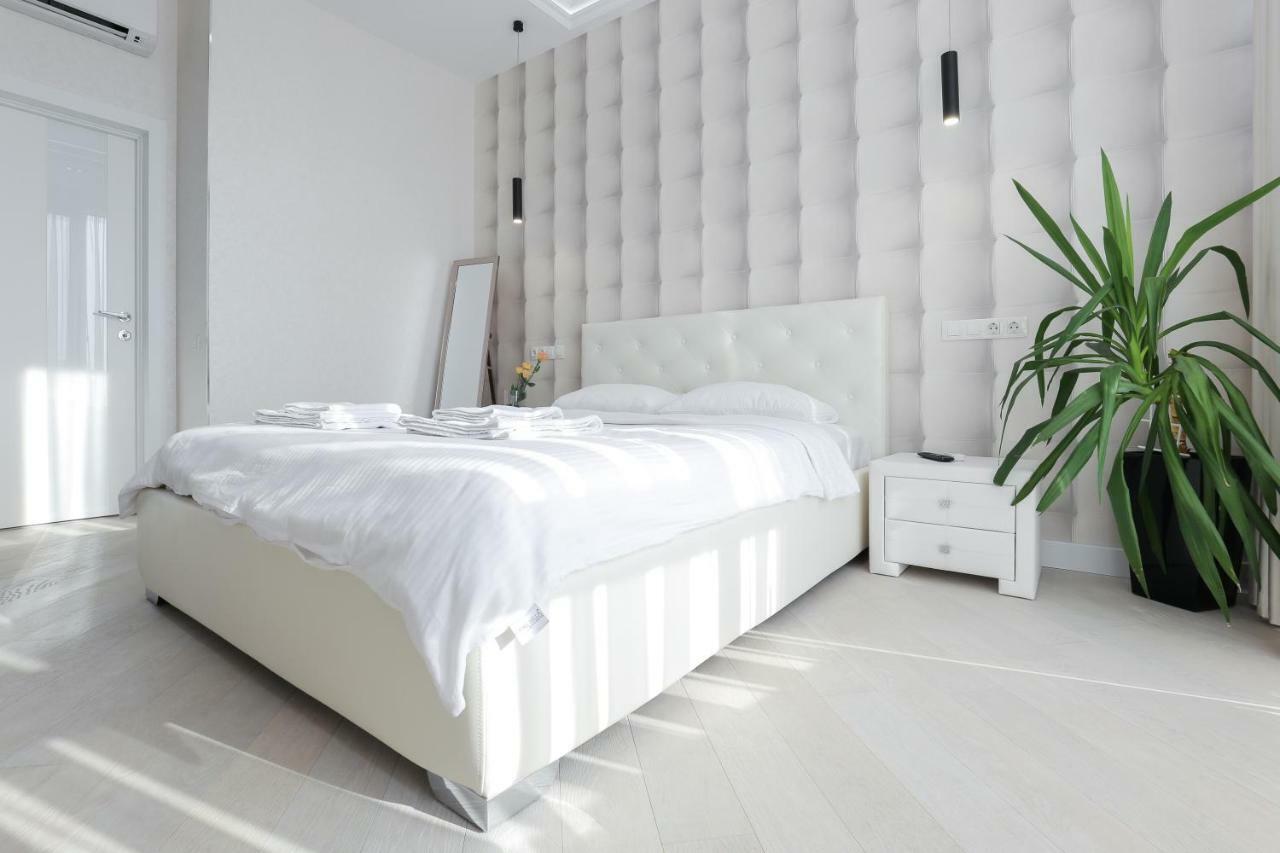 Black&White Apartment In Smart Plaza Kiev Esterno foto