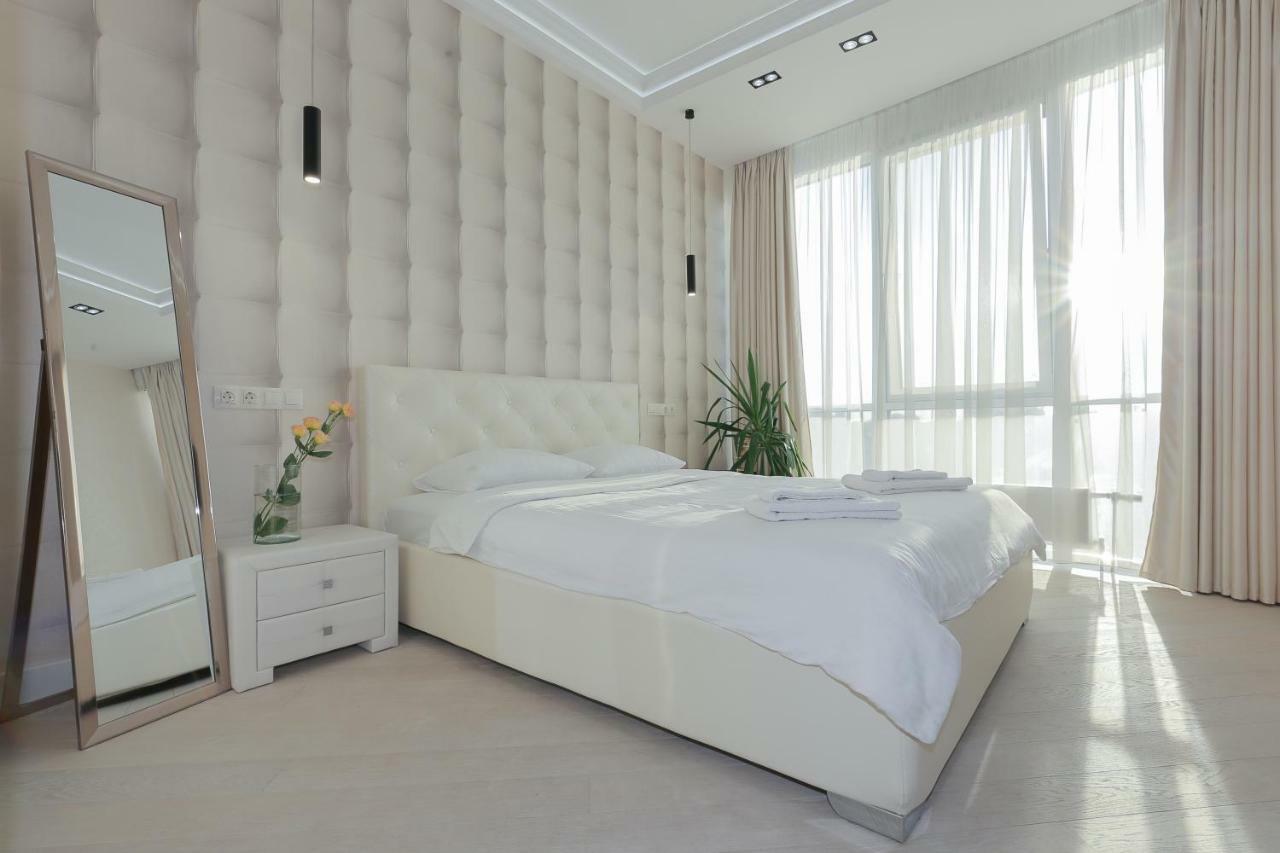 Black&White Apartment In Smart Plaza Kiev Esterno foto