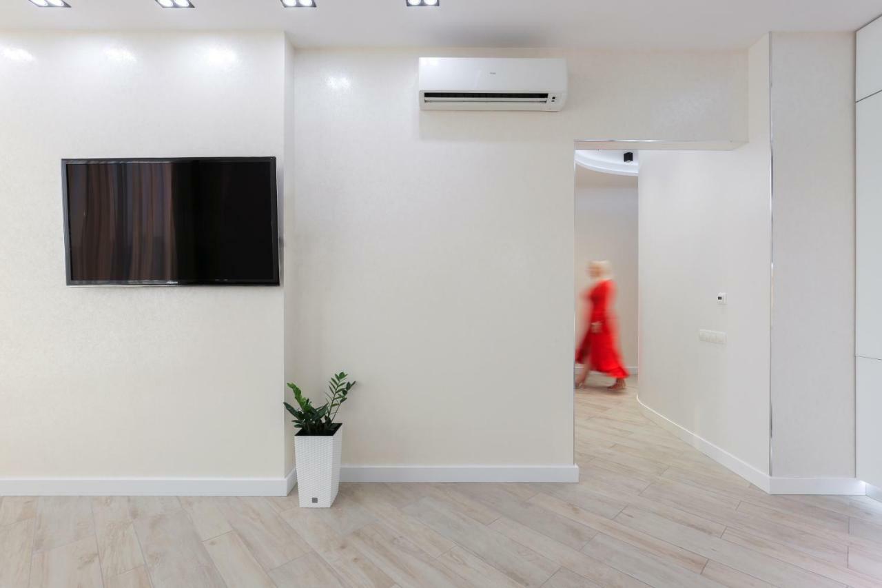 Black&White Apartment In Smart Plaza Kiev Esterno foto