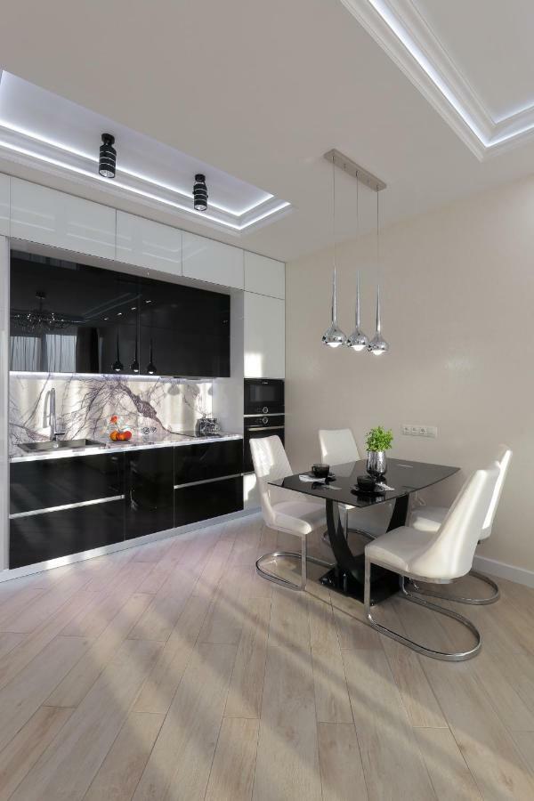 Black&White Apartment In Smart Plaza Kiev Esterno foto