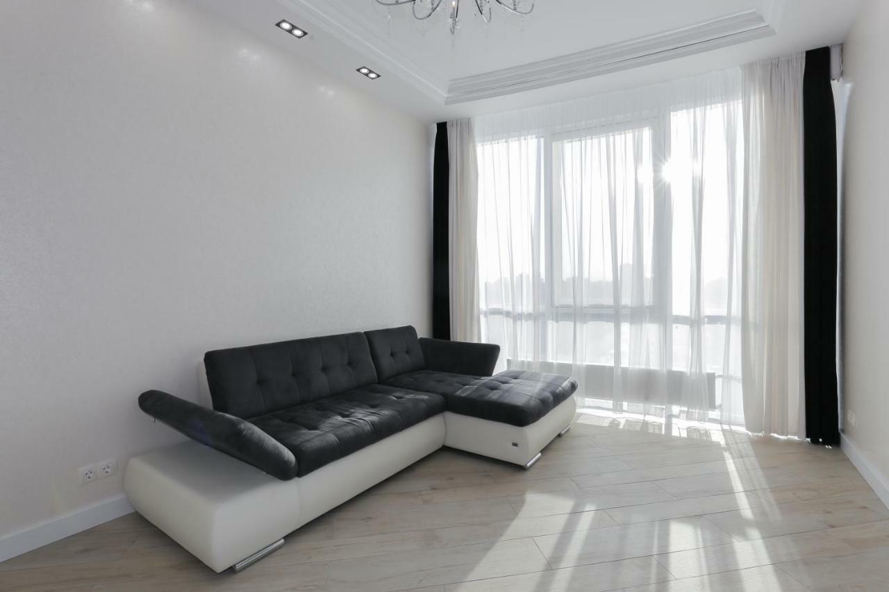 Black&White Apartment In Smart Plaza Kiev Esterno foto