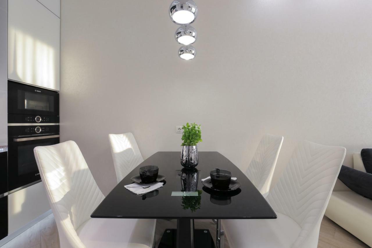 Black&White Apartment In Smart Plaza Kiev Esterno foto